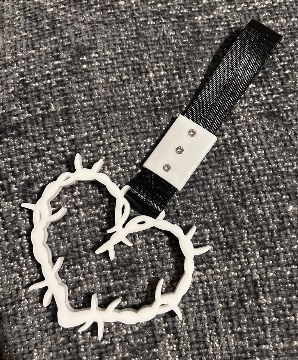 White Barbed Wire Heart Tsurikawa