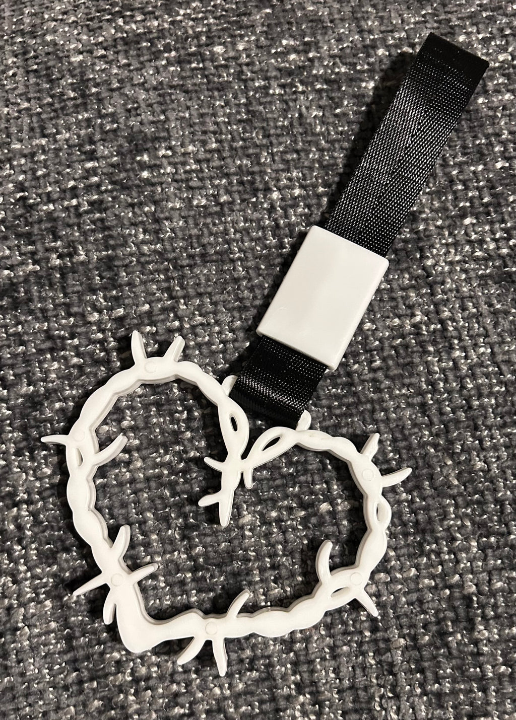 White Barbed Wire Heart Tsurikawa