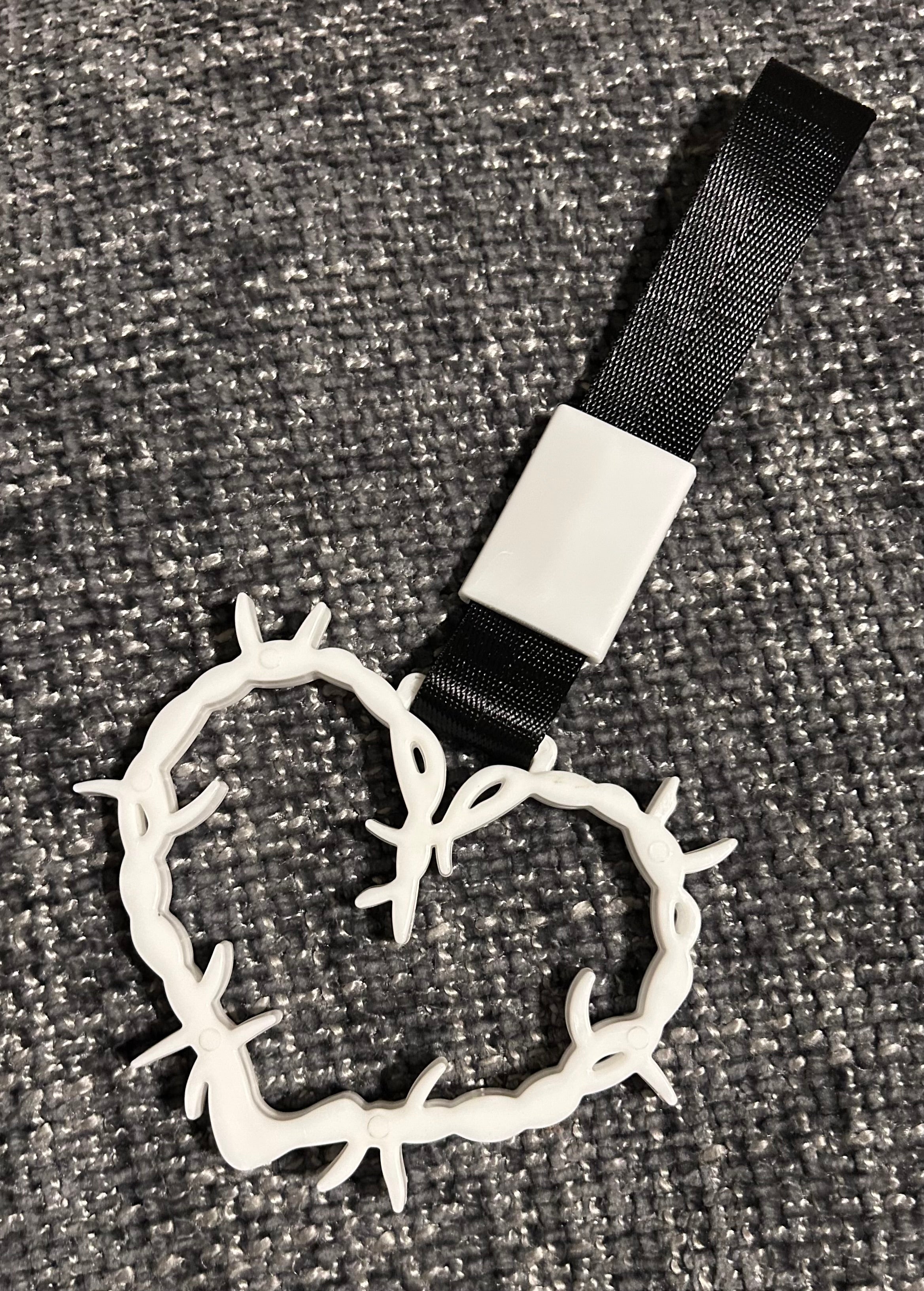 White Barbed Wire Heart Tsurikawa